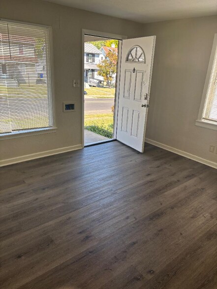 Building Photo - 242 E Siebenthaler Ave