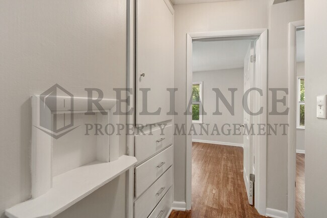Building Photo - 1122 S Quentin St