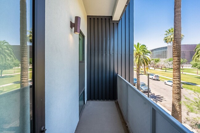 Building Photo - Live the Downtown Life! 2 Bedrooms!