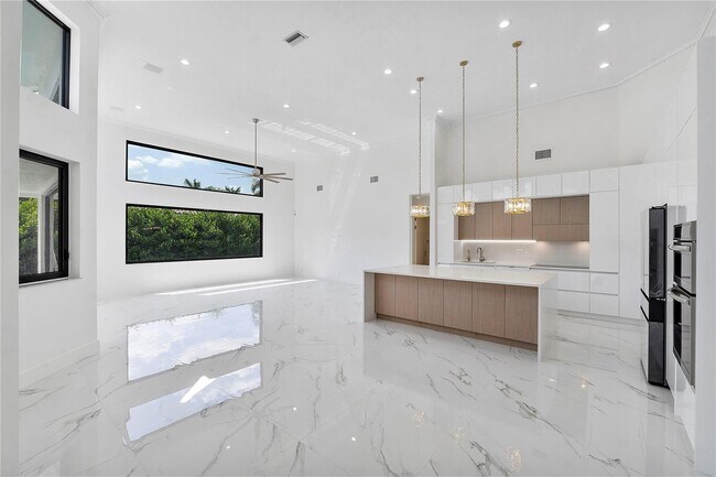 Building Photo - 410 Sabal Way