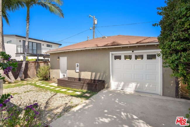 Building Photo - 3460 Redwood Ave