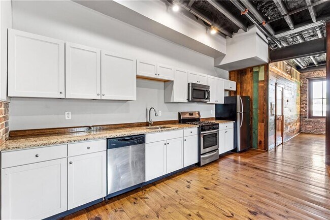 Building Photo - 558 St Francis St