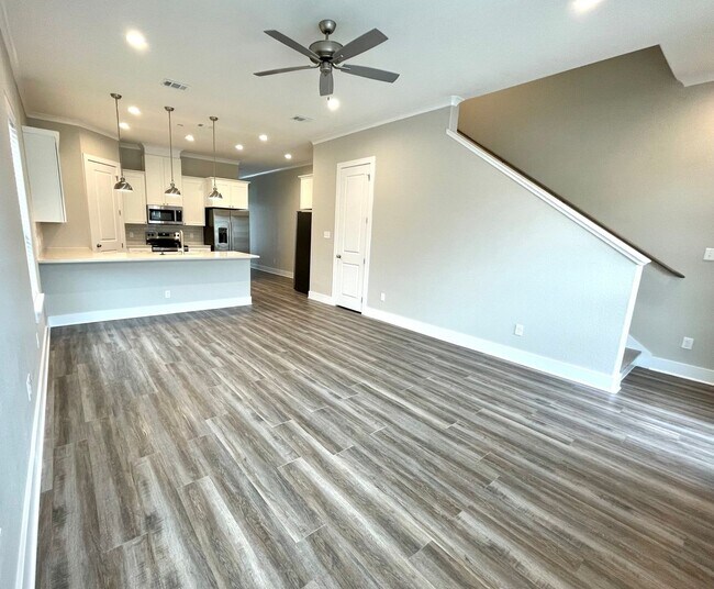 Building Photo - 710 Vassar Ct