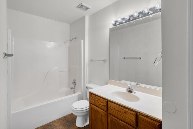 Building Photo - 1704 Juniper Dr