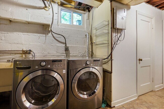 Building Photo - 3 Bed 1.5 Bath - Takoma Park Cottage - Mov...