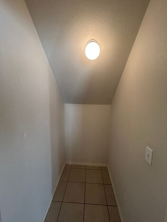 Building Photo - 3005 SW Amberwood Ave