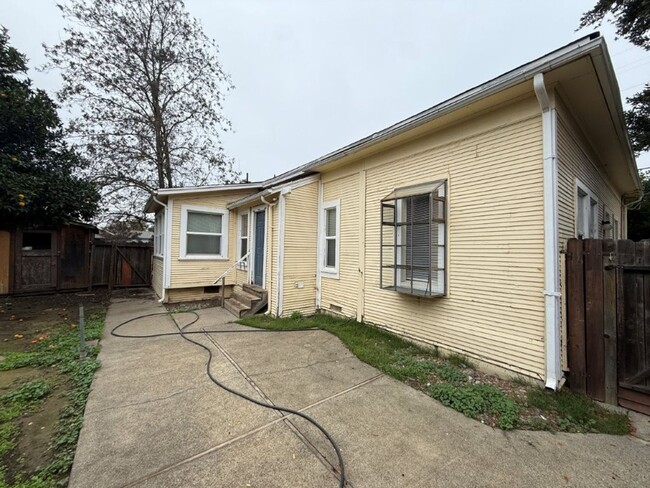 Building Photo - 3 Bedroom 1.5 Bath Downtown Dixon *STAR RENTALS