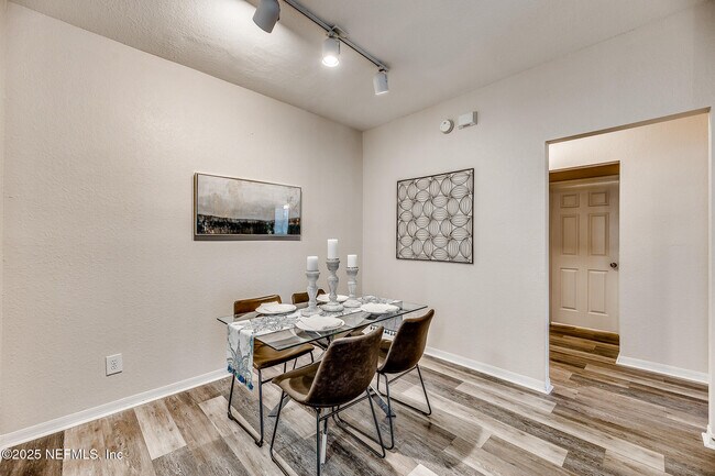 Building Photo - 13700 Richmond Park Dr N