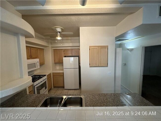 Building Photo - VERY DESIRABLE GREEN VALLEY 1ST FLOOR UNIT...