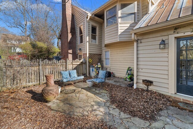 Building Photo - 303 Henderson St