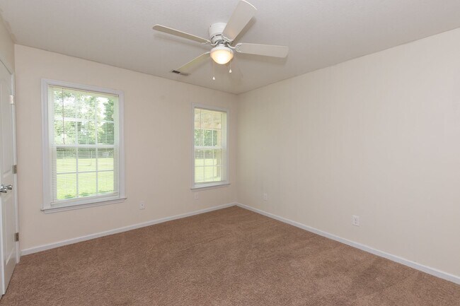 Building Photo - 3 Bedrooms and a bonus room in Richlands (Will include lawn service with increased rents)