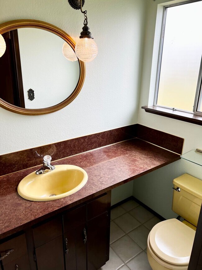 Building Photo - Beautiful home with a view in Bremerton.