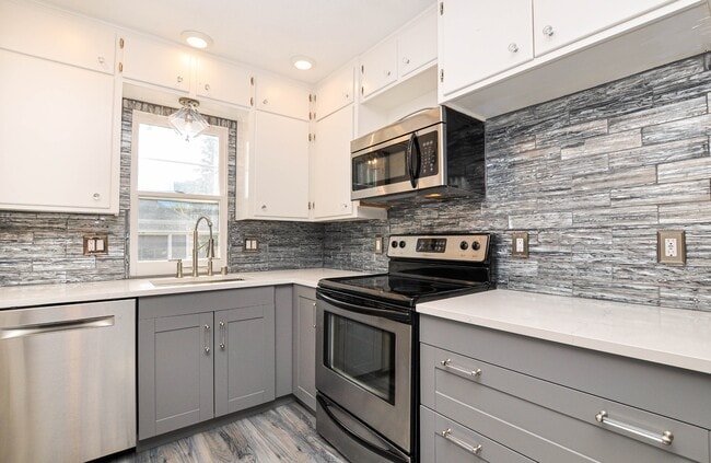 Building Photo - 408 15th Ave SW