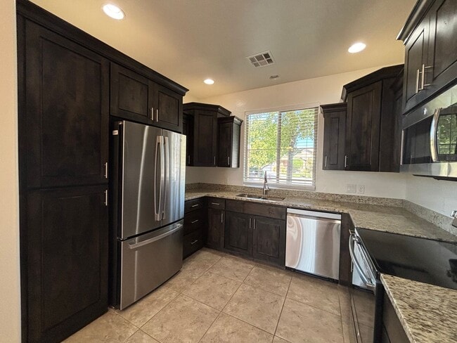 Building Photo - SPACIOUS HOME FOR RENT!