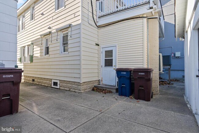 Building Photo - 309 N Oxford Ave