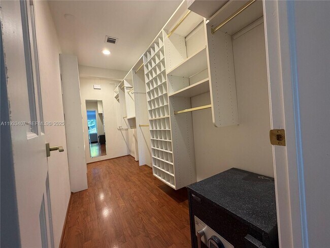 Building Photo - 5371 N Bay Rd