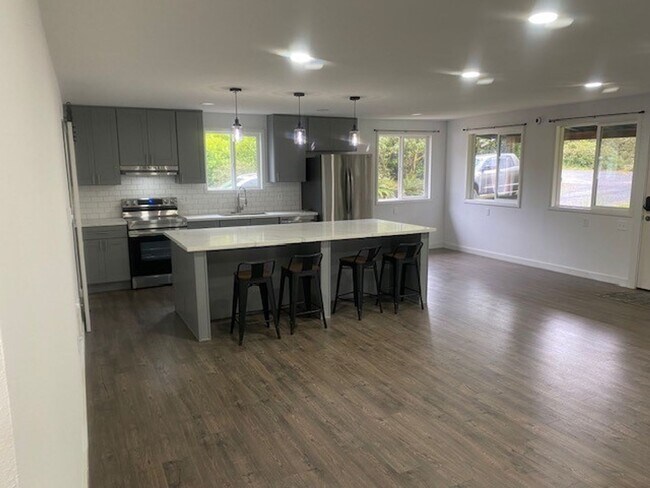 Building Photo - Remodeled 3 bed, 1 bath house with Large 2-car garage!