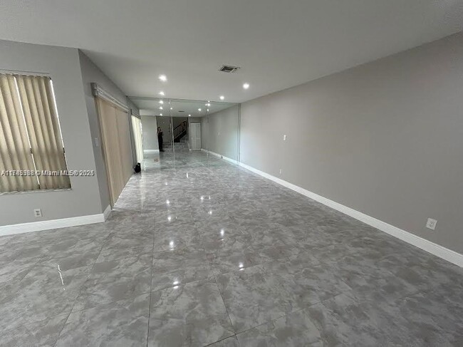 Building Photo - 2101 Bayberry Dr