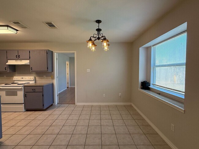 Building Photo - 1820 Fleetwood Dr