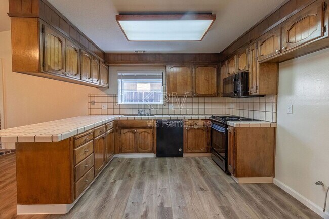 Building Photo - 9717 Treetop Dr