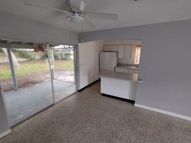 Building Photo - 2/1 Single Family in Spring Hill