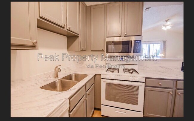 Building Photo - 820 Brassie Ln