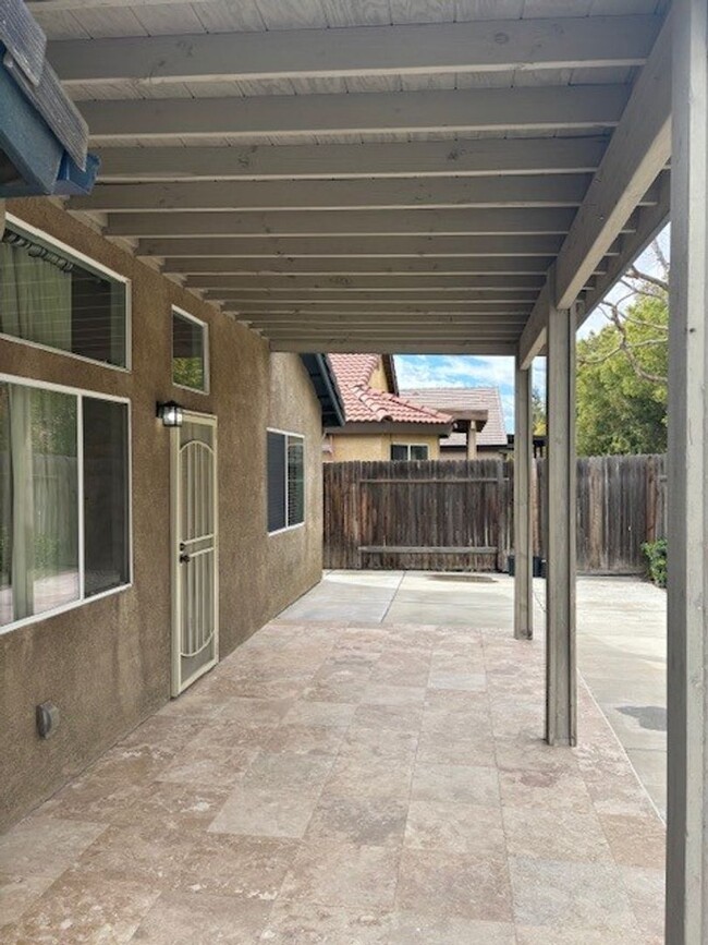 Building Photo - Immaculate 3 Bedroom / 2.5 Bathroom + Offi...