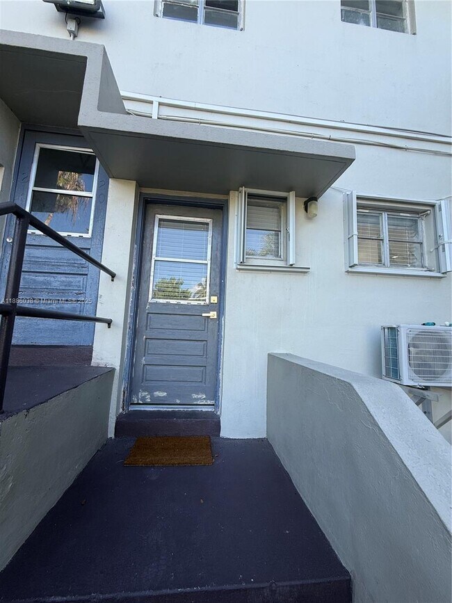Building Photo - 8340 Crespi Blvd
