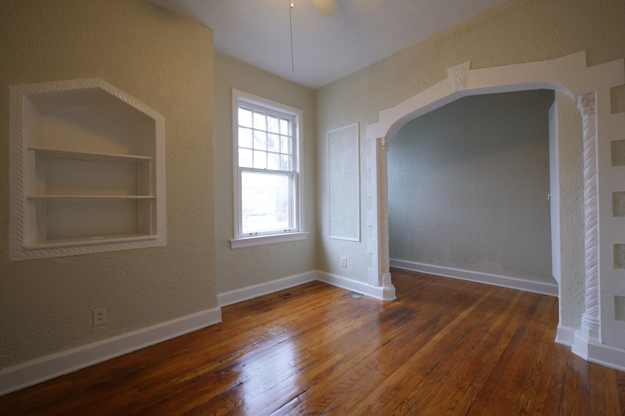 bedroom' w/closet build-ins - 220 W Walnut St