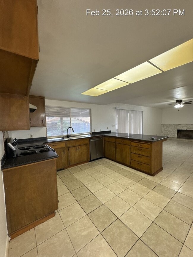 Building Photo - Charming Home Available Now !