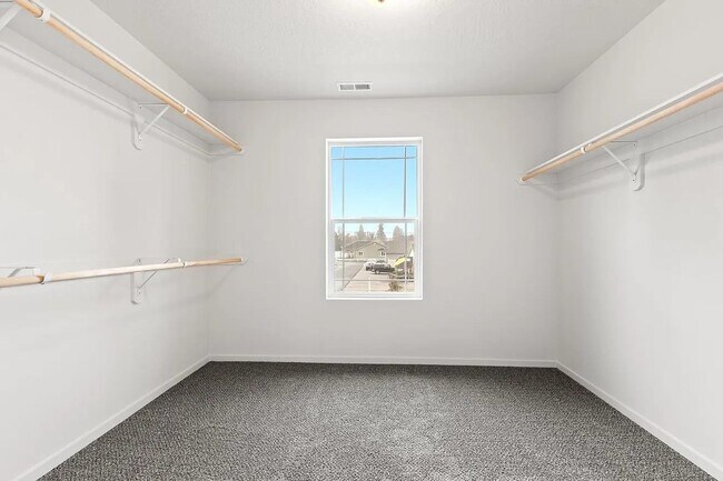 Building Photo - Beautiful Home in the Valley