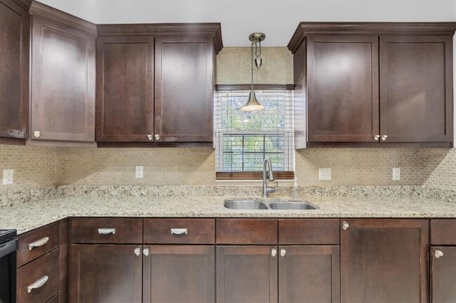 Building Photo - 701 Poinsettia Rd