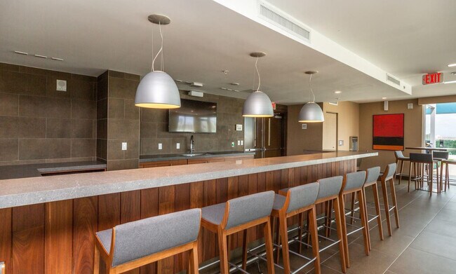 Building Photo - 729 Northwest Dr