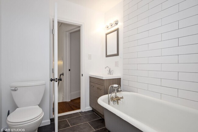 Building Photo - Stylishly Renovated 3 Bedroom 2 bathroom House