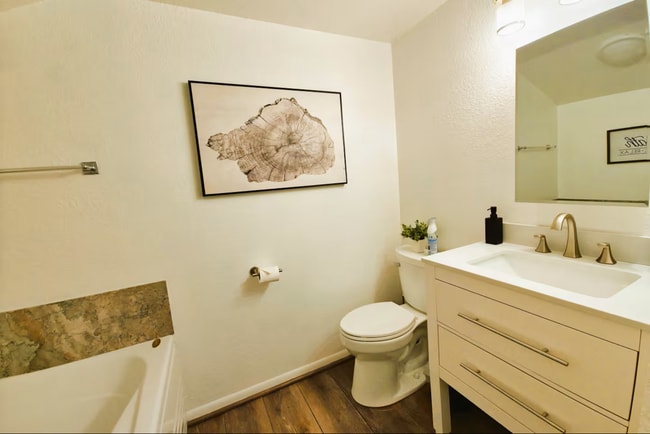 Building Photo - 2747 N Fairview Dr