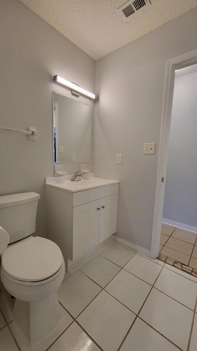 Building Photo - 1223 Redwood Ln