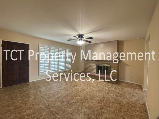 Building Photo - Spacious Open Concept 3 bedroom, 2 bath Ho...