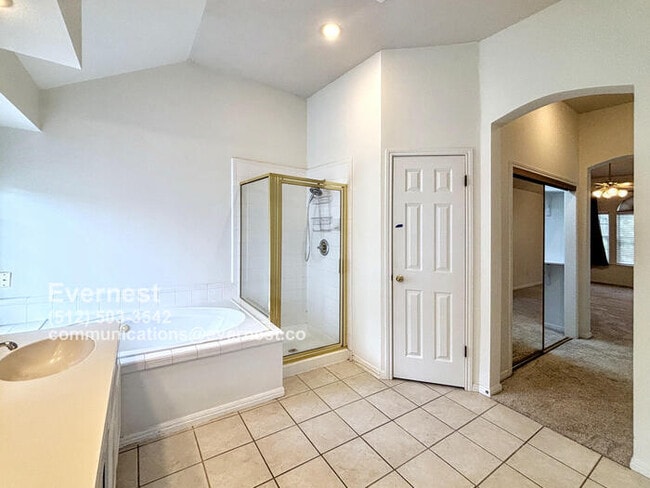 Building Photo - Spacious 5-Bedroom Retreat with Modern Com...