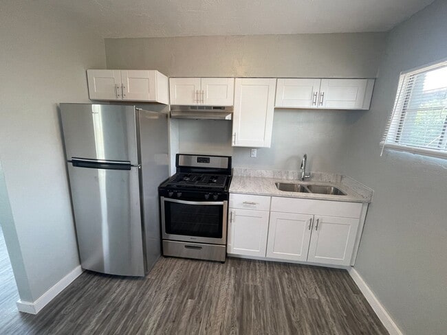 Building Photo - Remodeled Two Bedroom In Desirable Historical Tucson Neighborhood!!