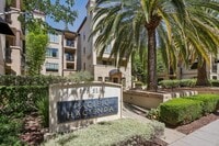 Building Photo - Updated Top Floor Unit -- Perfect Commuter Location -- Walking Distance to Laurel Street -- Must ...