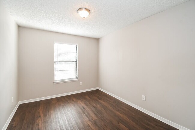 Building Photo - 9727 Villiers Dr S