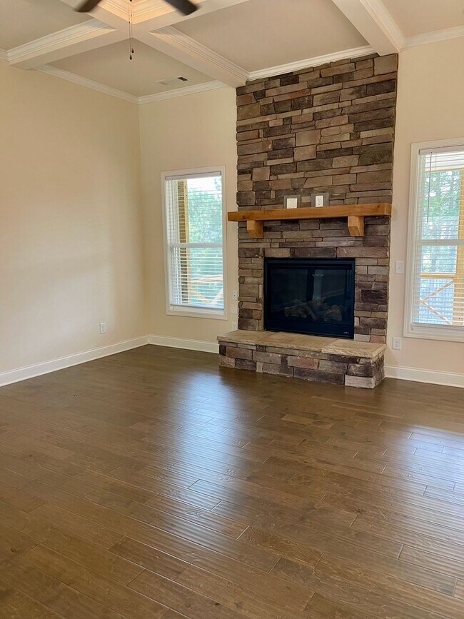 Building Photo - Gorgeous 4 bedroom 3.5 bath home in desira...