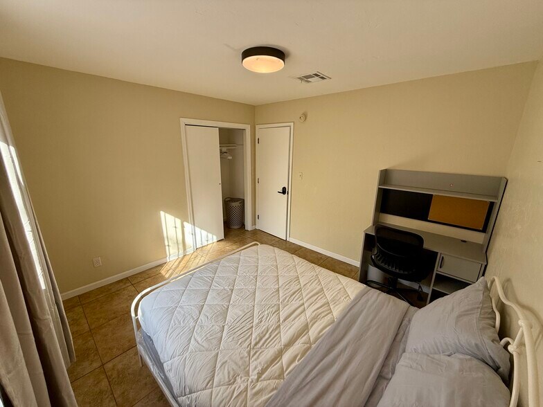 Building Photo - 1231 E Lee St