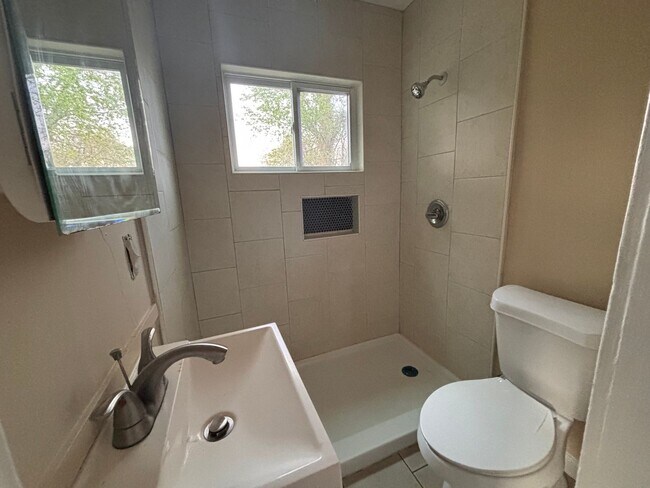 Building Photo - 404 E 19th St