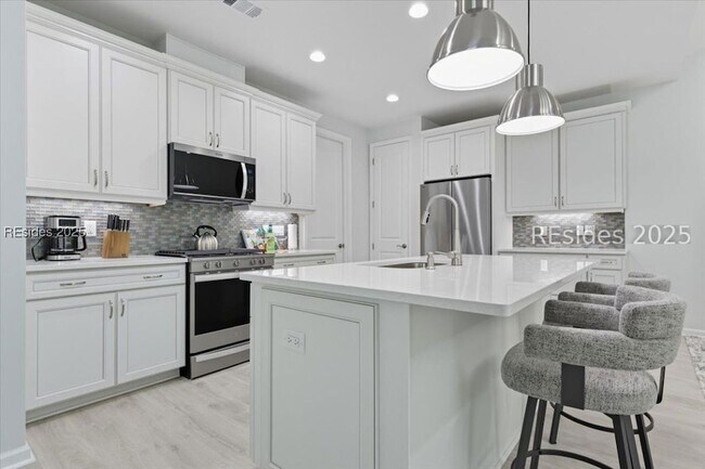 Building Photo - 215 Tropics Ave