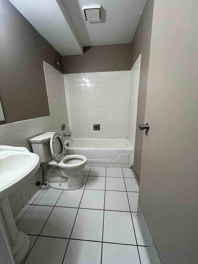 Building Photo - 526 E Spruce Dr