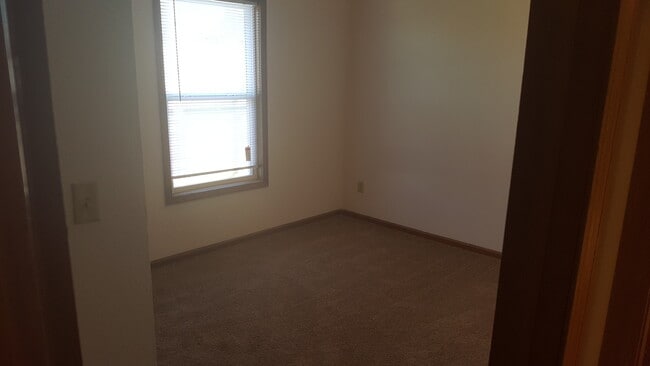 Building Photo - Great 3 Bed 2 Bath Duplex w/ attached 2 car garage!