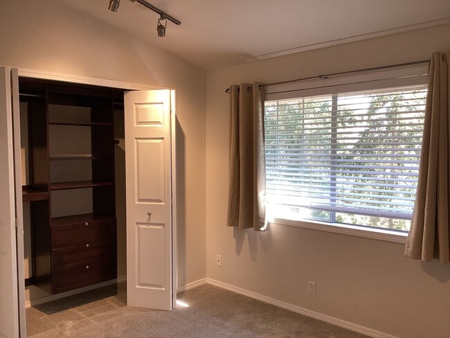 Building Photo - Comfort, Convenience & Charm in the Heart ...