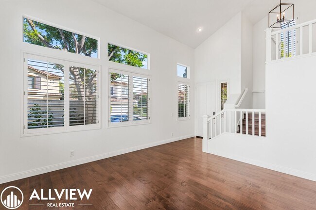 Building Photo - Beautiful 3 Bedroom, 2.5 Bathroom Home in the Heart of Tustin Ranch