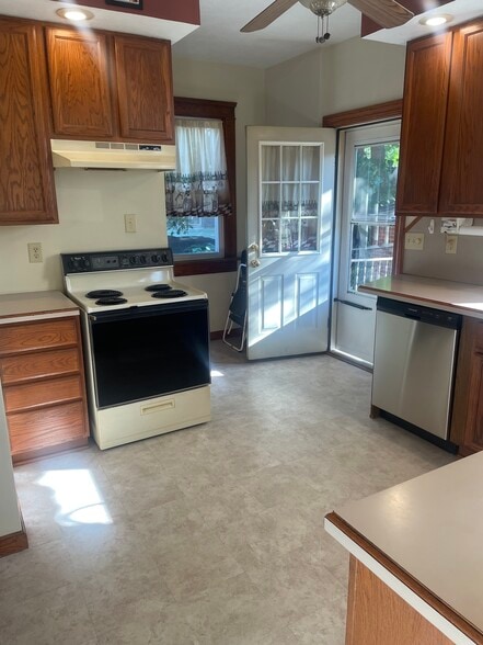 Building Photo - 206 Wales Rd NE